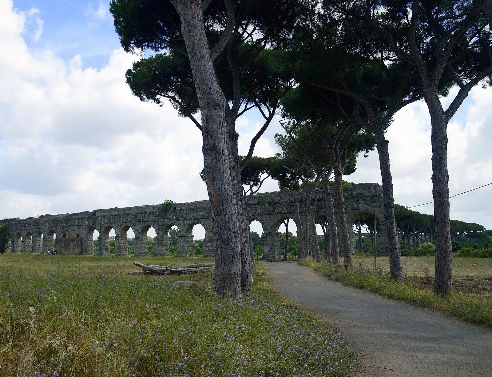 Le arcate degli antichi acquedotti romani nel Parco degli Acquedotti