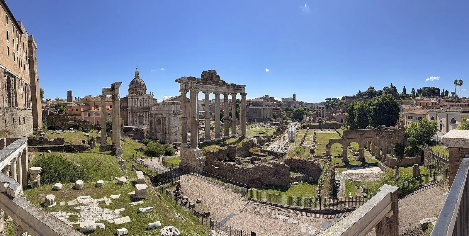 Panoramica del Foro Romano con le colonne e le rovine dell'area archeologica