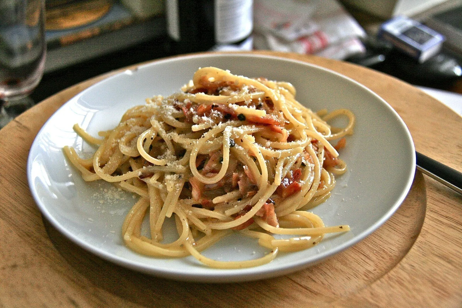 Un piatto di spaghetti alla carbonara con guanciale, pecorino e pepe nero