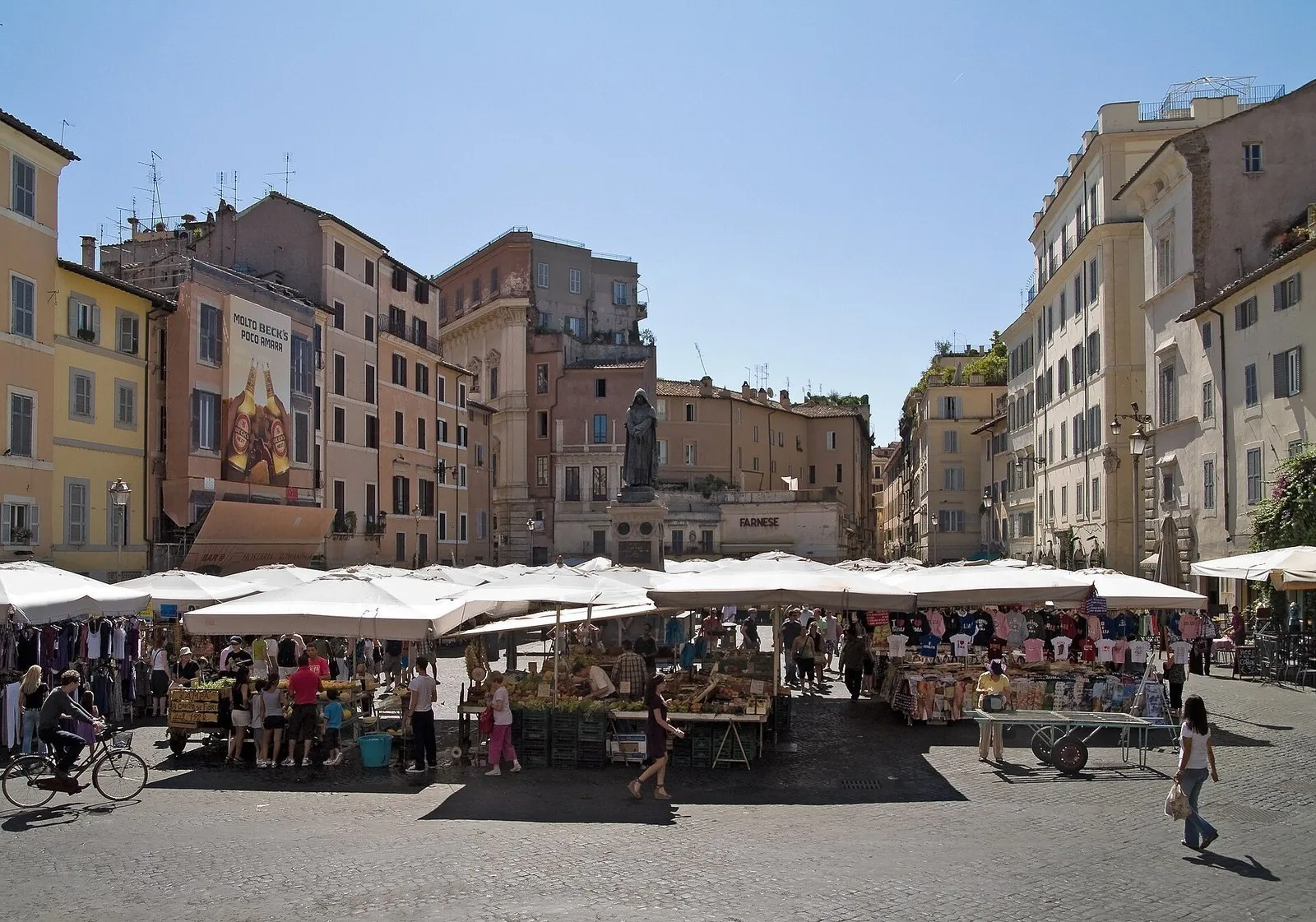 I banchi del mercato di Campo de' Fiori a Roma con frutta e verdura di stagione