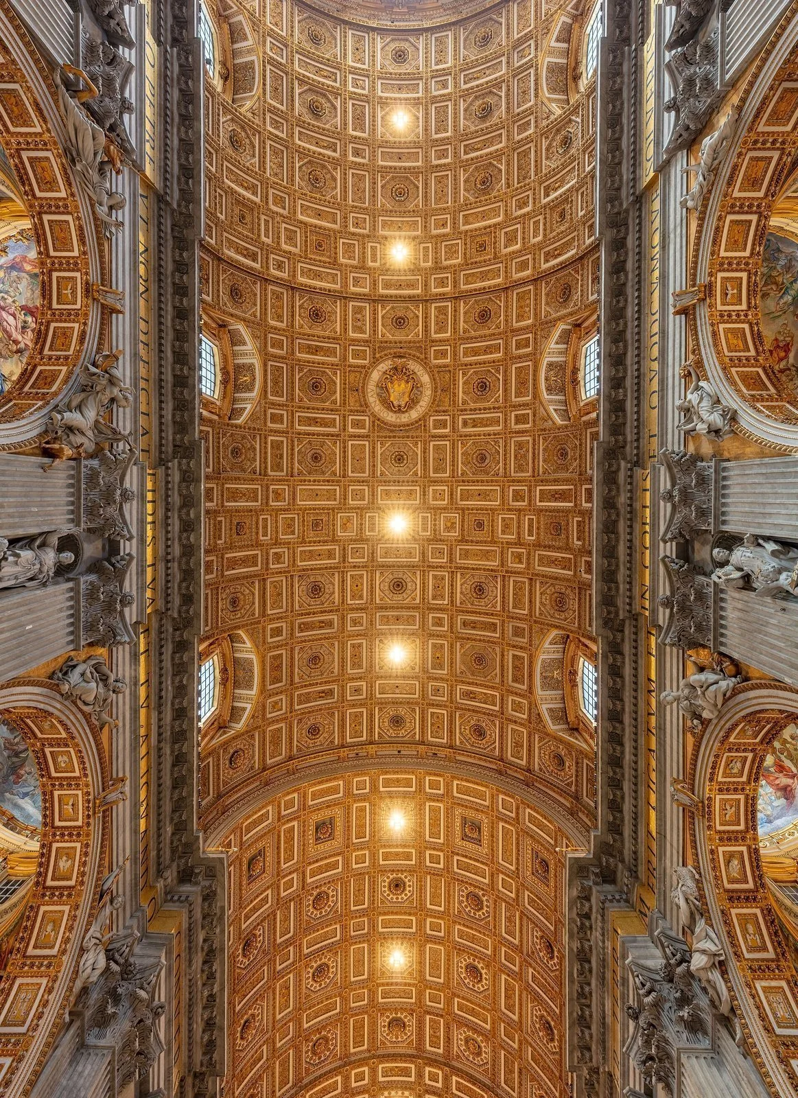 La facciata della Basilica di San Pietro e il colonnato di Piazza San Pietro